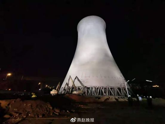 开云体育 kaiyun.com 官网入口11月23日凌晨石家庄最高最大的冷却塔被拆除了创下全国纪录(图2)