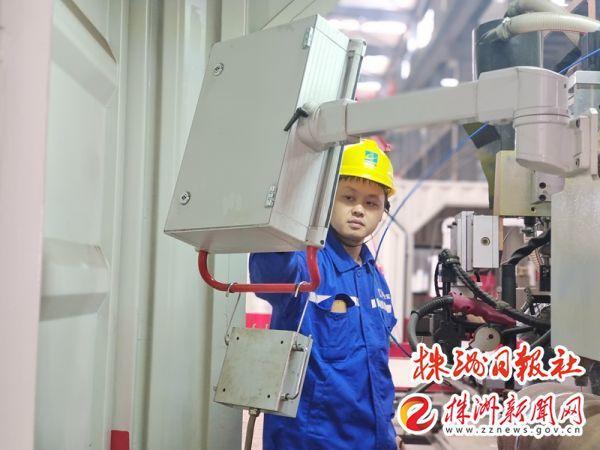 开云体育 开云官网杨俊：在钢铁上“绣花”在传承中闪光(图2)