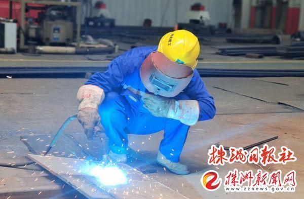 开云体育 开云官网杨俊：在钢铁上“绣花”在传承中闪光(图1)