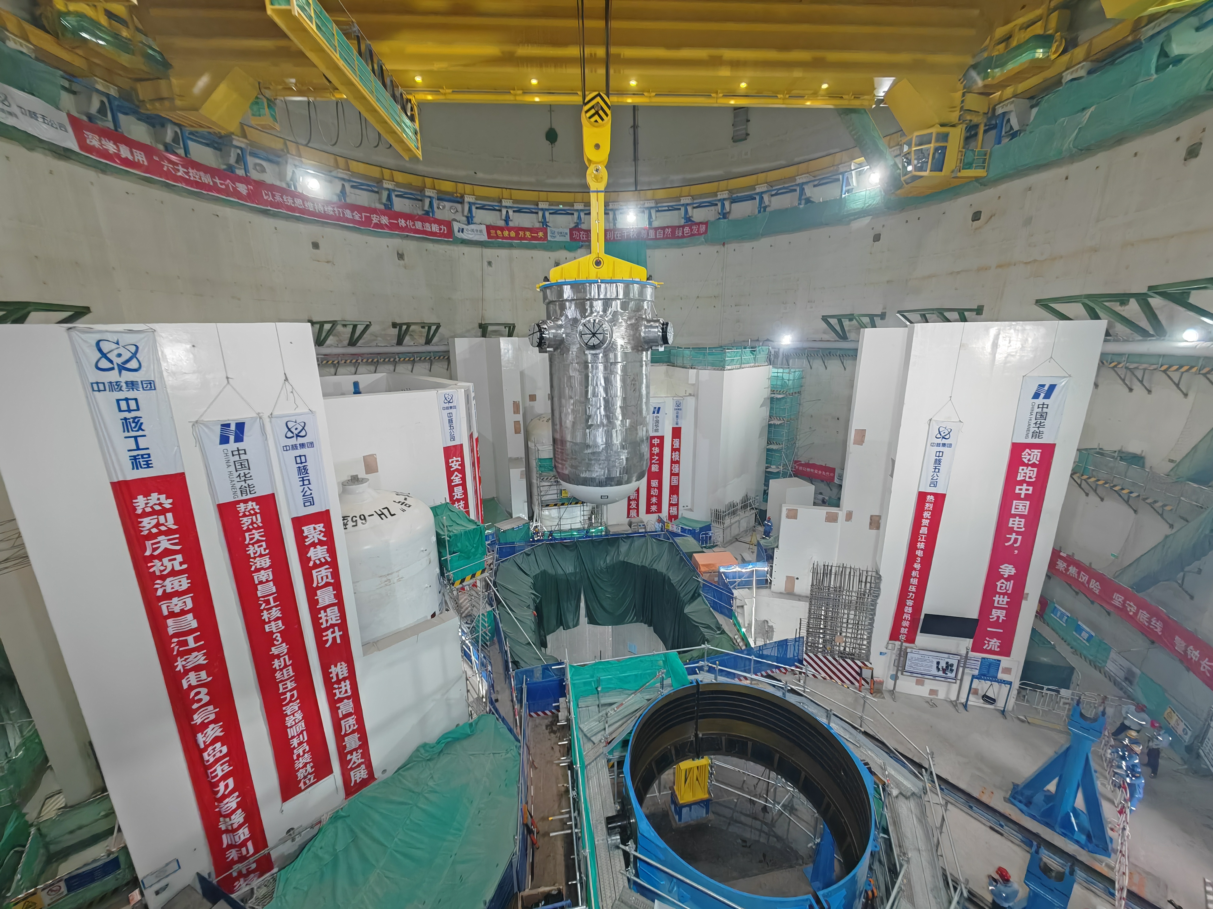 海南昌江核电二期工开云 开云体育平台程3号机组压力容器吊装就位